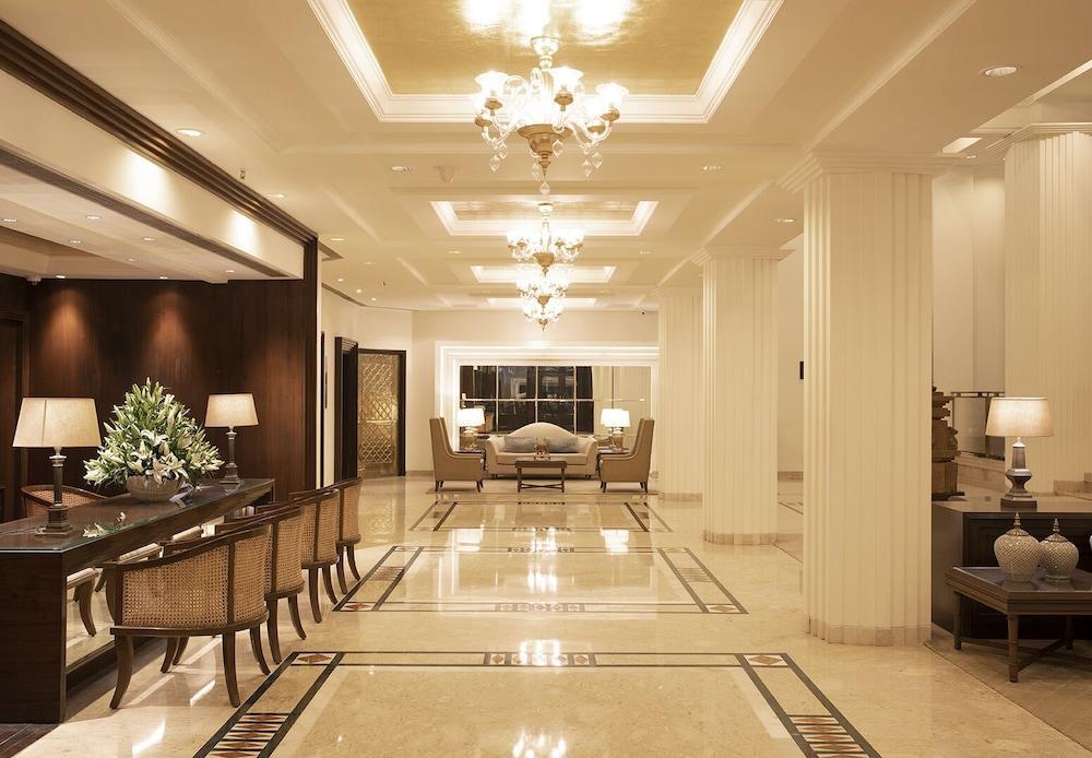 Taj Ganges Varanasi Eksteriør billede The lobby of the Taj Bengal