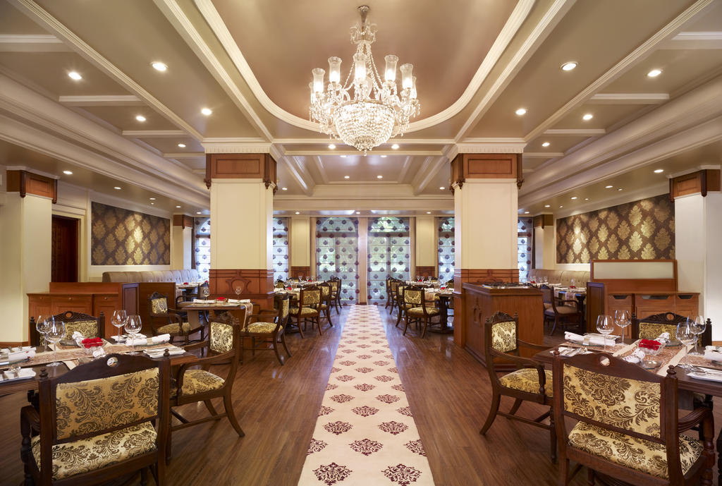 Taj Ganges Varanasi Eksteriør billede The interior of the restaurant