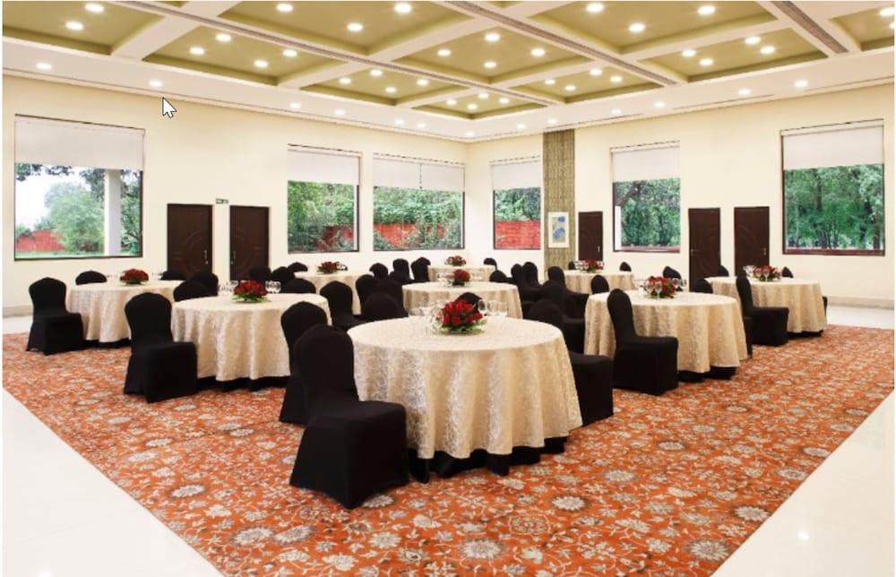 Taj Ganges Varanasi Eksteriør billede The Royal, a meeting room at The Oberoi, Mumbai