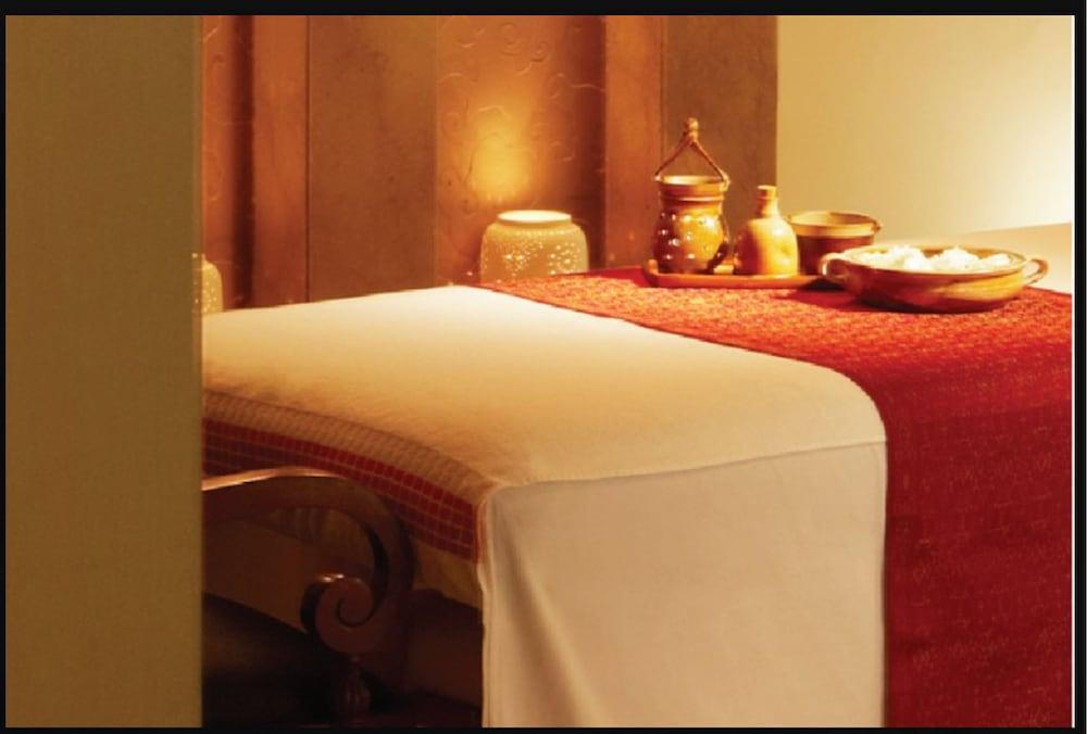Taj Ganges Varanasi Eksteriør billede A massage table