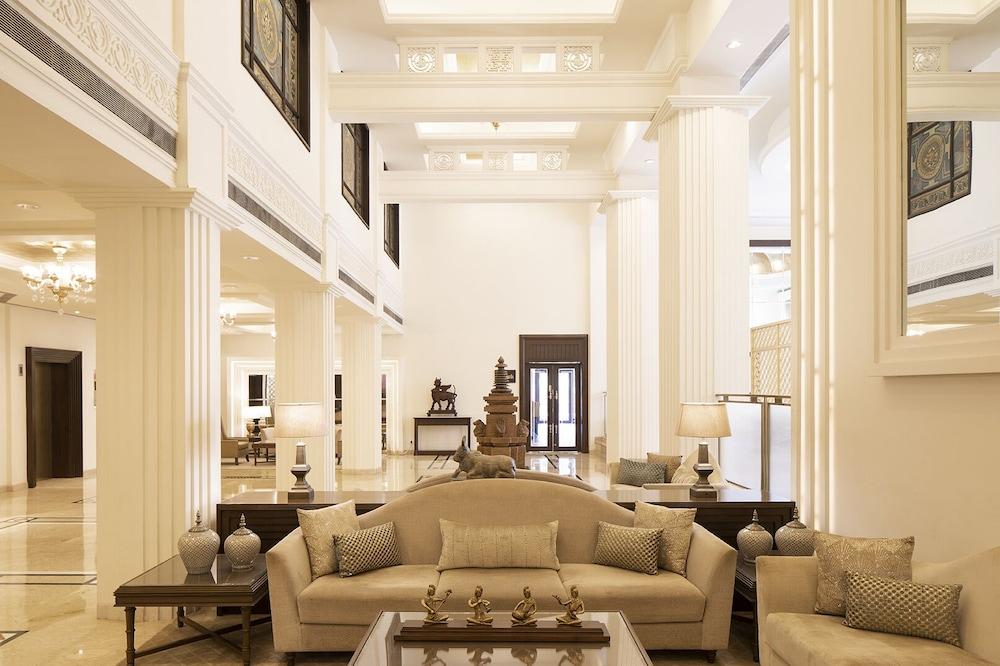 Taj Ganges Varanasi Eksteriør billede The lobby of the hotel