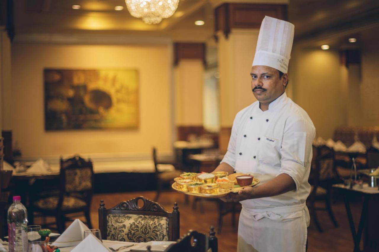 Taj Ganges Varanasi Eksteriør billede A chef at work