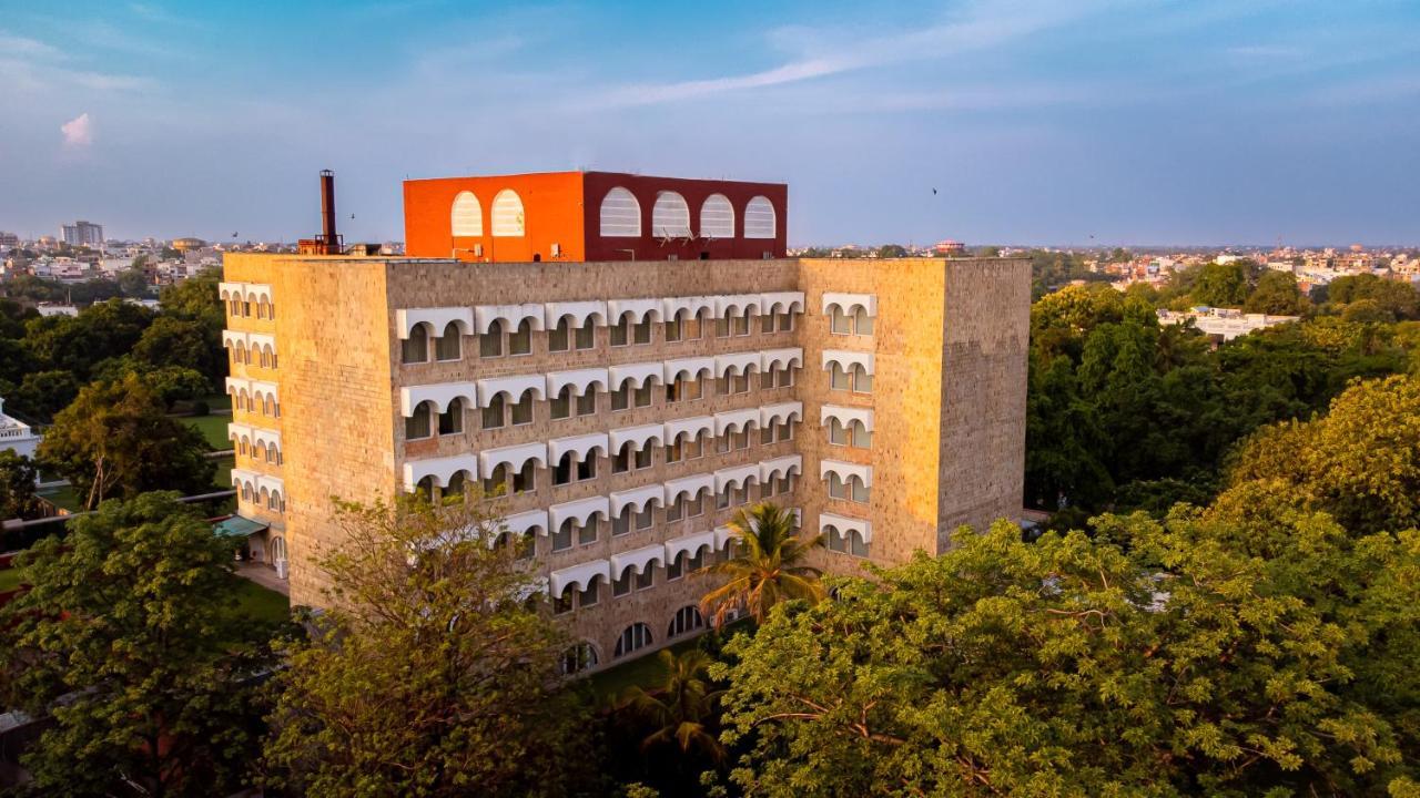 Taj Ganges Varanasi Eksteriør billede The main building of the university