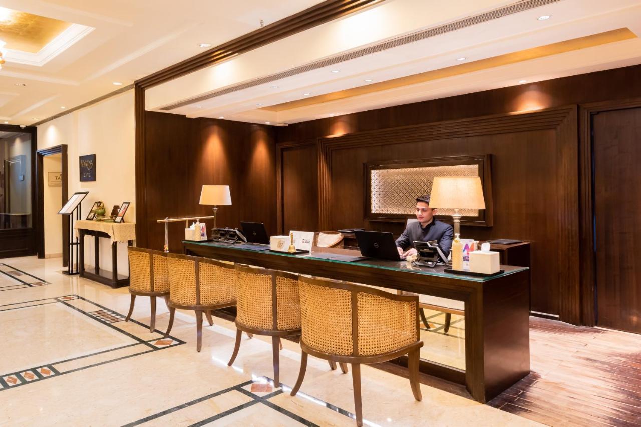 Taj Ganges Varanasi Eksteriør billede Concierge desk at a hotel
