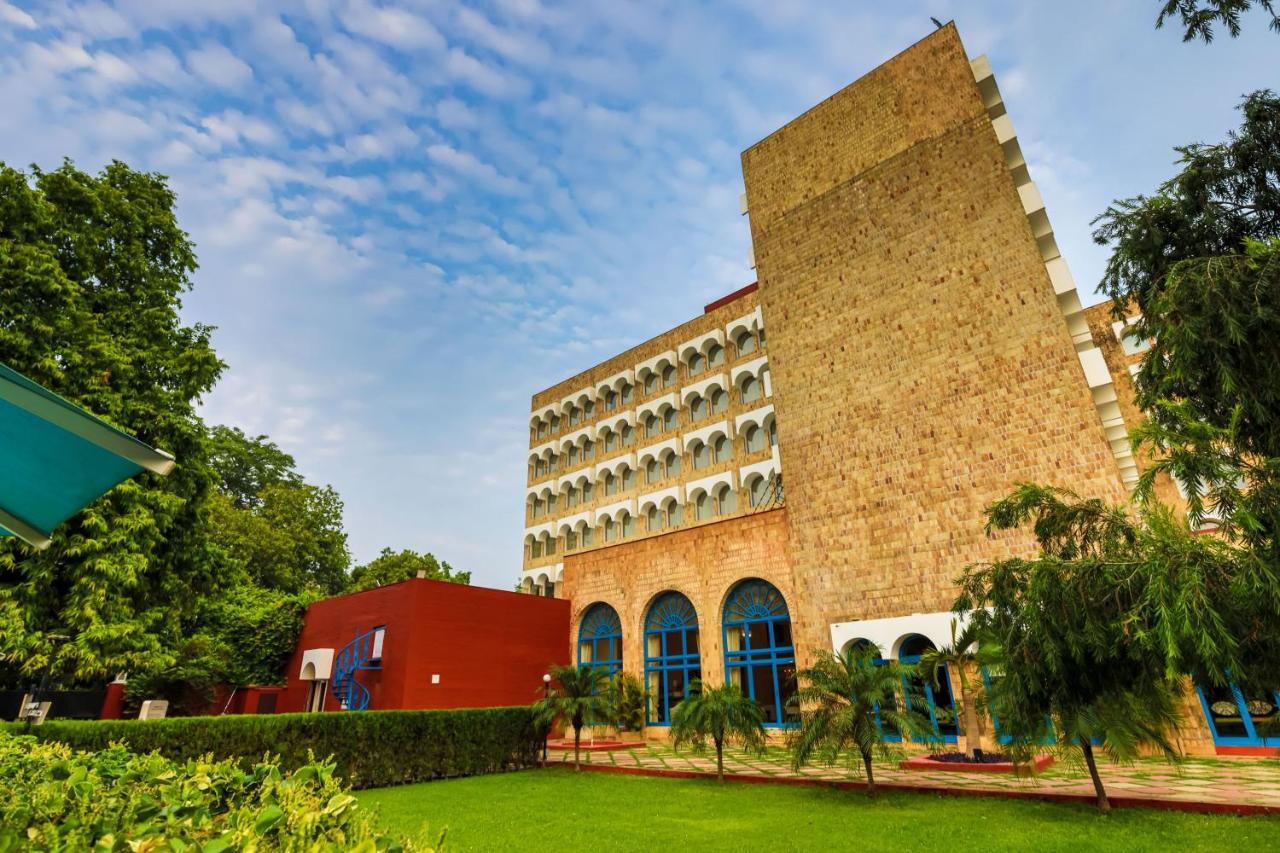 Taj Ganges Varanasi Eksteriør billede The main building of the university