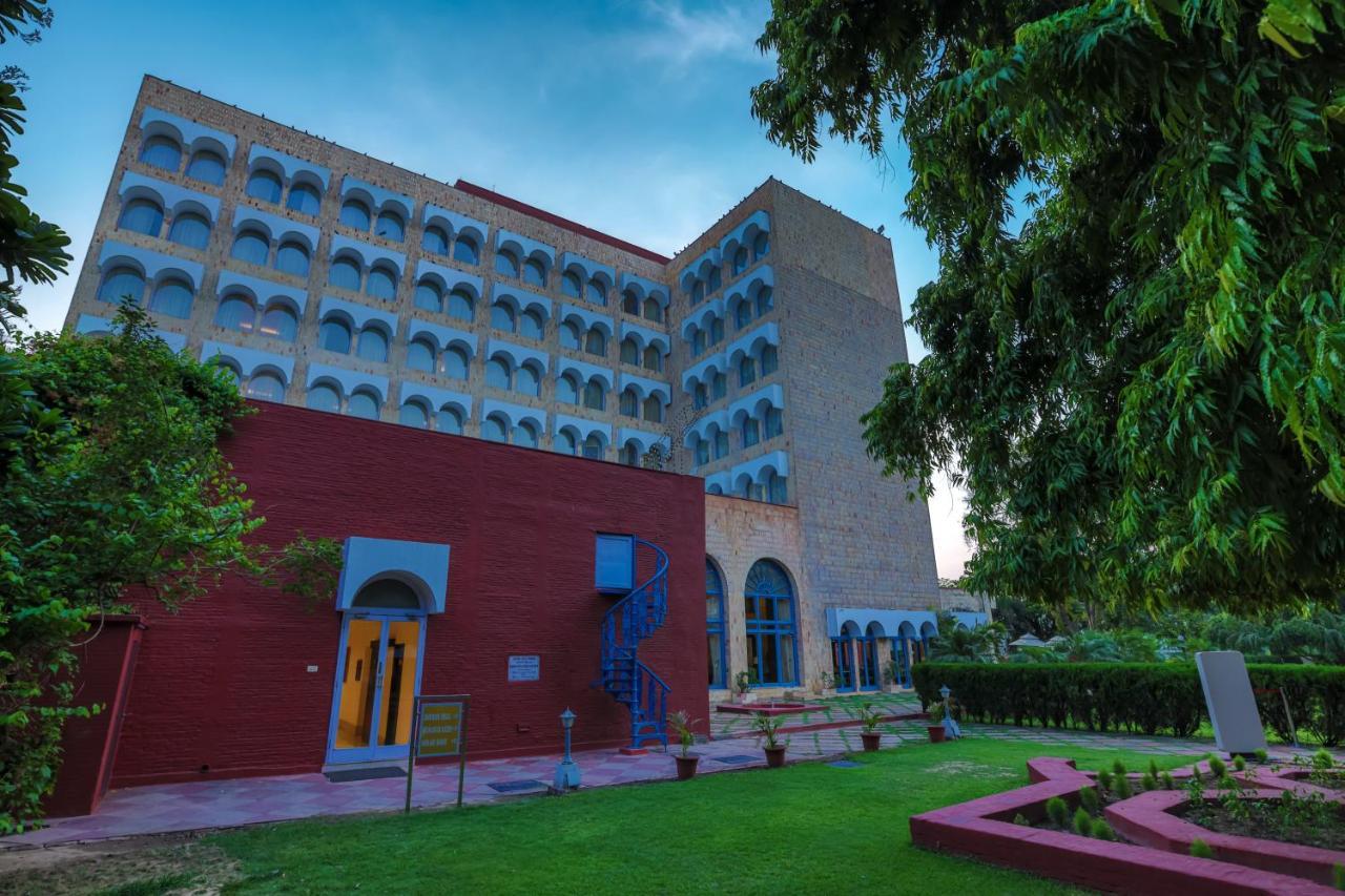 Taj Ganges Varanasi Eksteriør billede The main building of the university