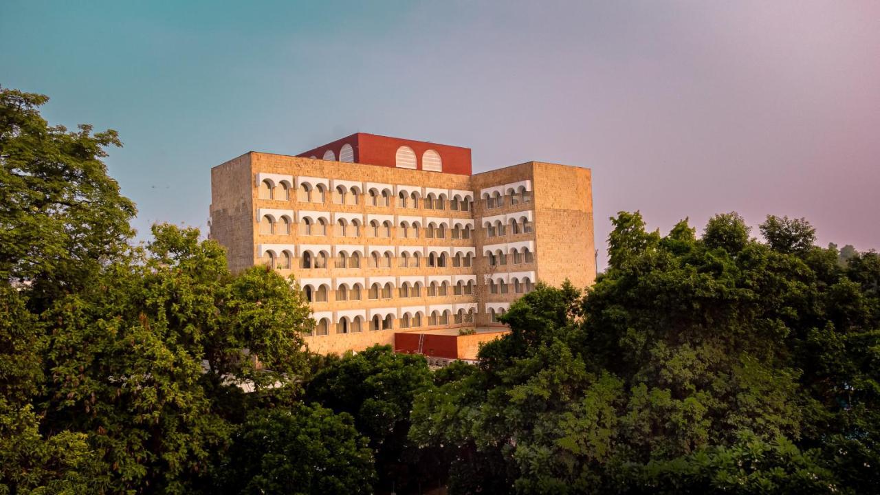 Taj Ganges Varanasi Eksteriør billede The main building of the university