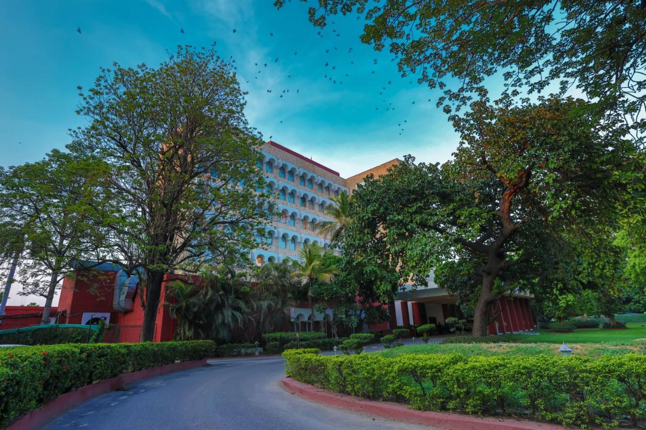 Taj Ganges Varanasi Eksteriør billede The main building of the university