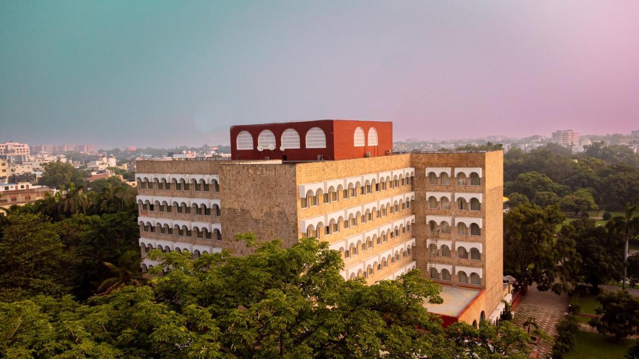 Taj Ganges Varanasi Eksteriør billede The main building of the university