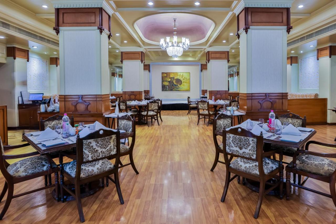 Taj Ganges Varanasi Eksteriør billede The restaurant