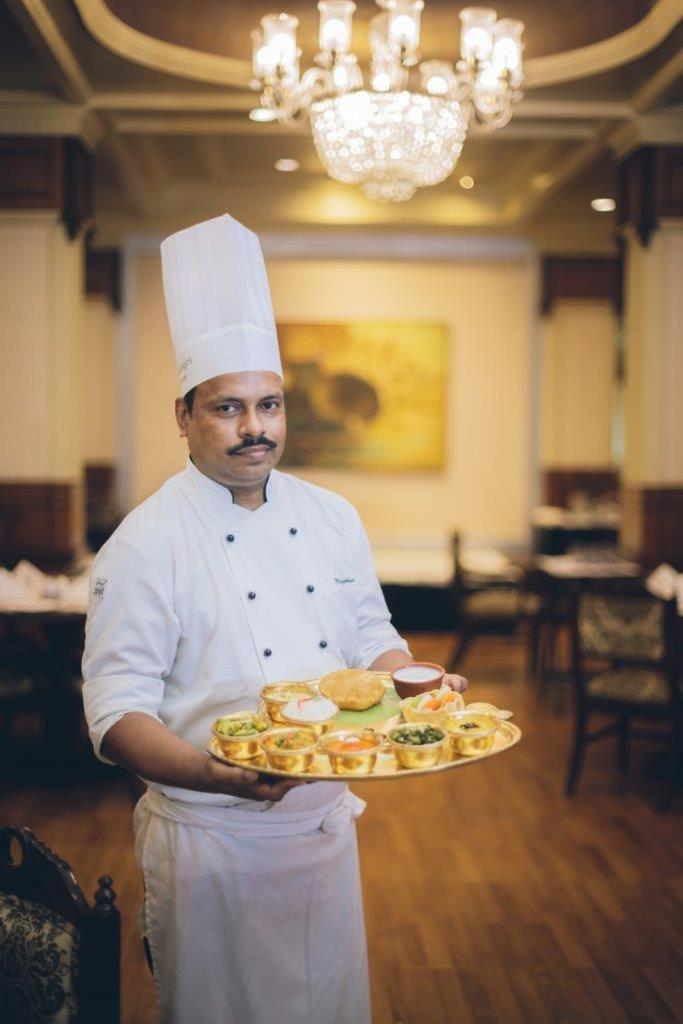 Taj Ganges Varanasi Eksteriør billede A chef with a selection of Indian snacks