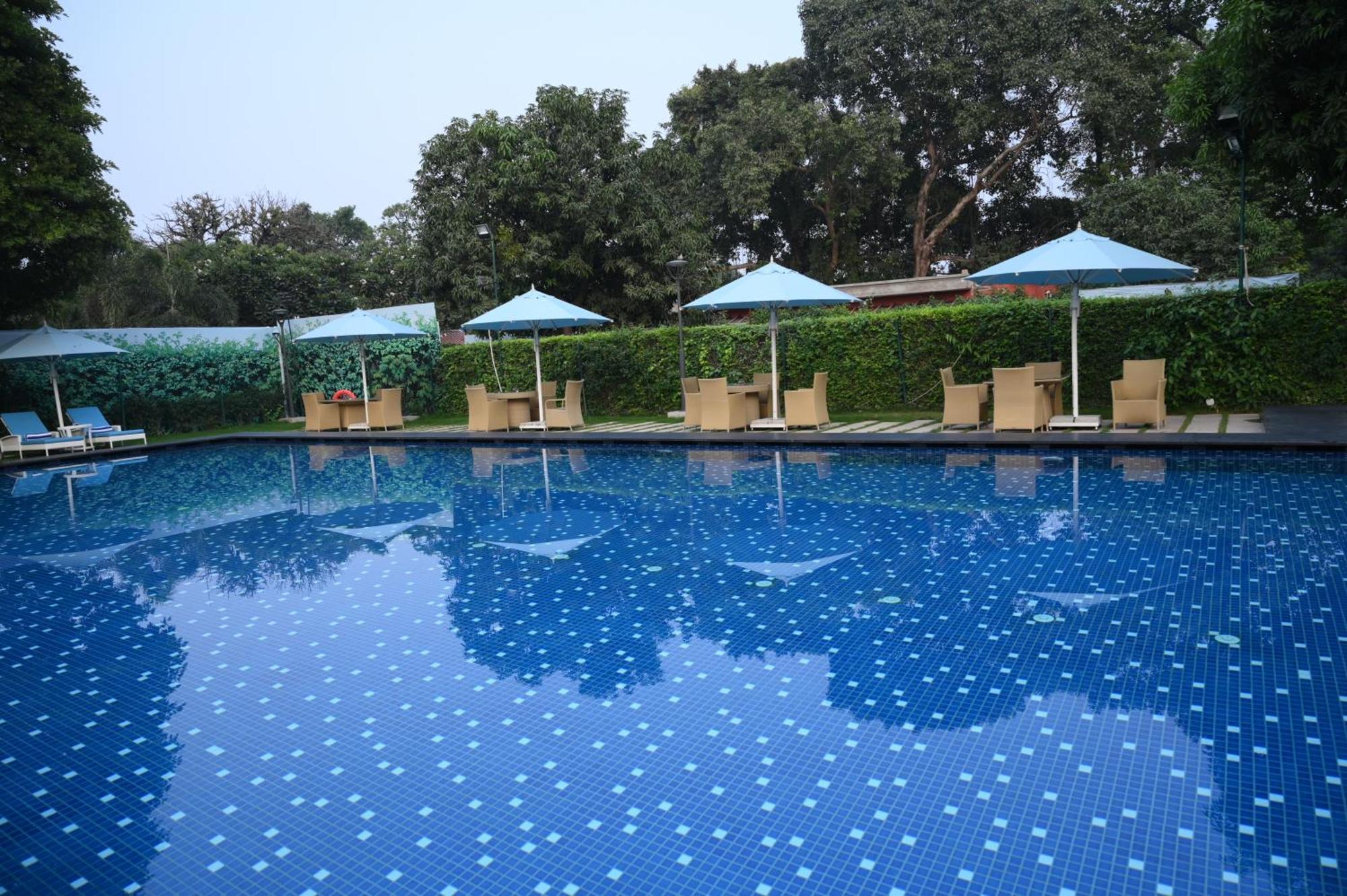 Taj Ganges Varanasi Eksteriør billede Swimming pool at the Taj Bengal