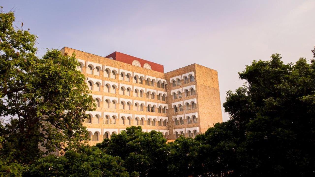 Taj Ganges Varanasi Eksteriør billede The main building of the university