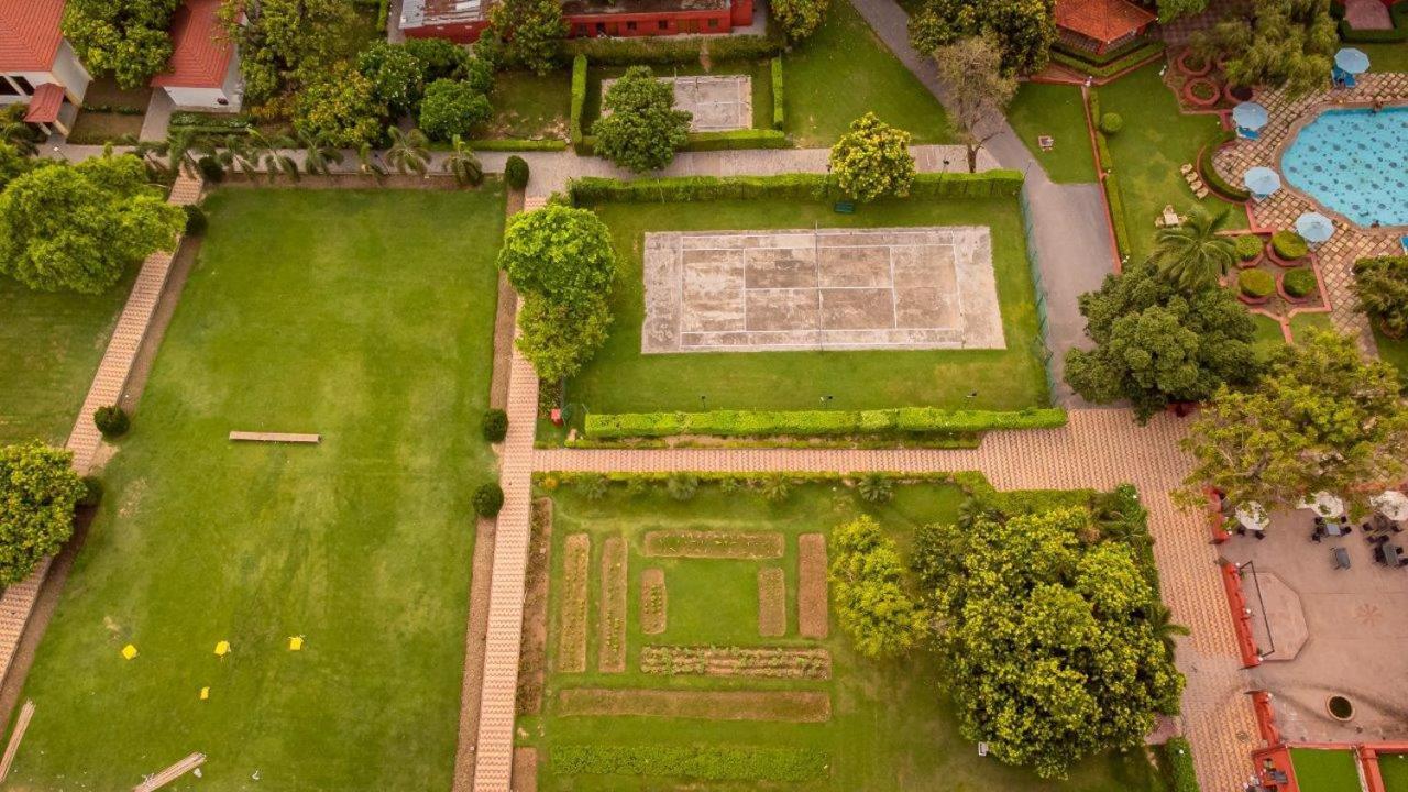 Taj Ganges Varanasi Eksteriør billede Aerial view of the tomb