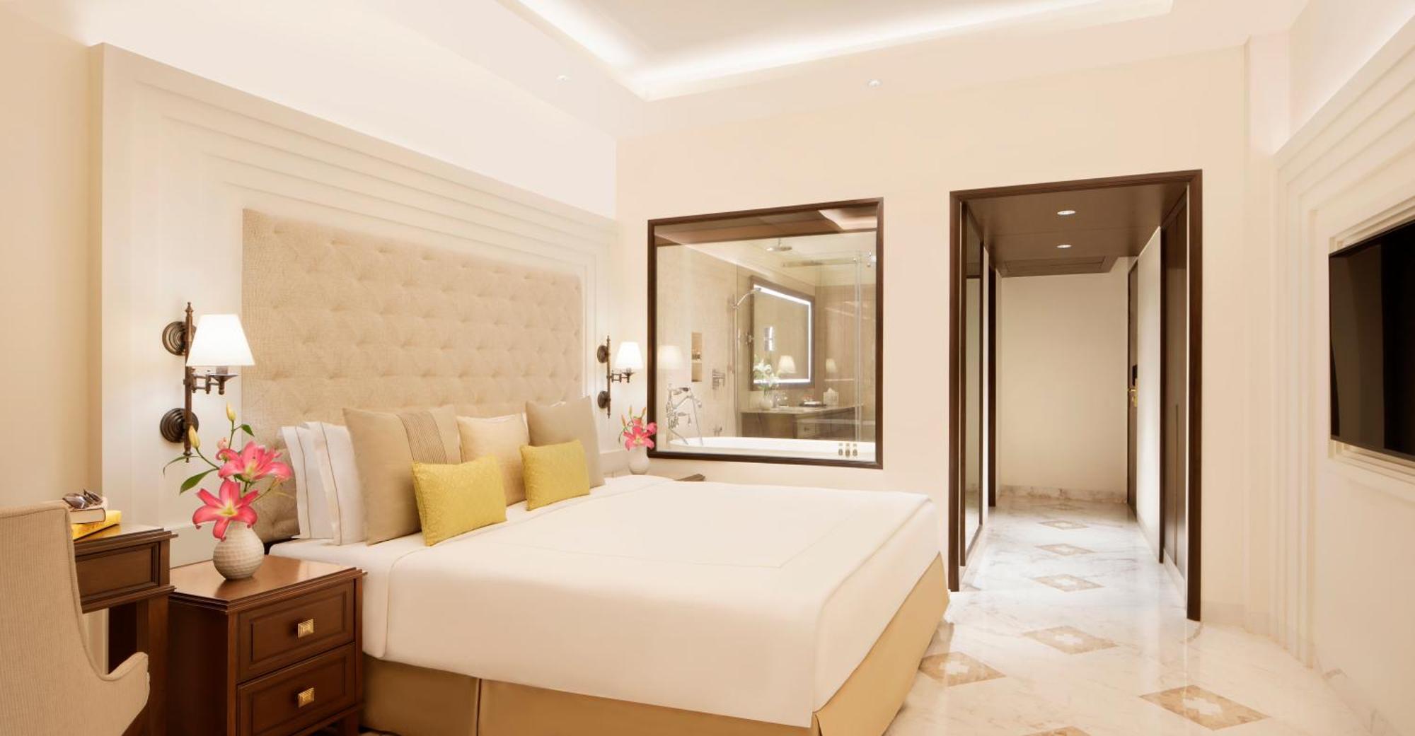 Taj Ganges Varanasi Eksteriør billede A bedroom at the Taj Mahal Palace