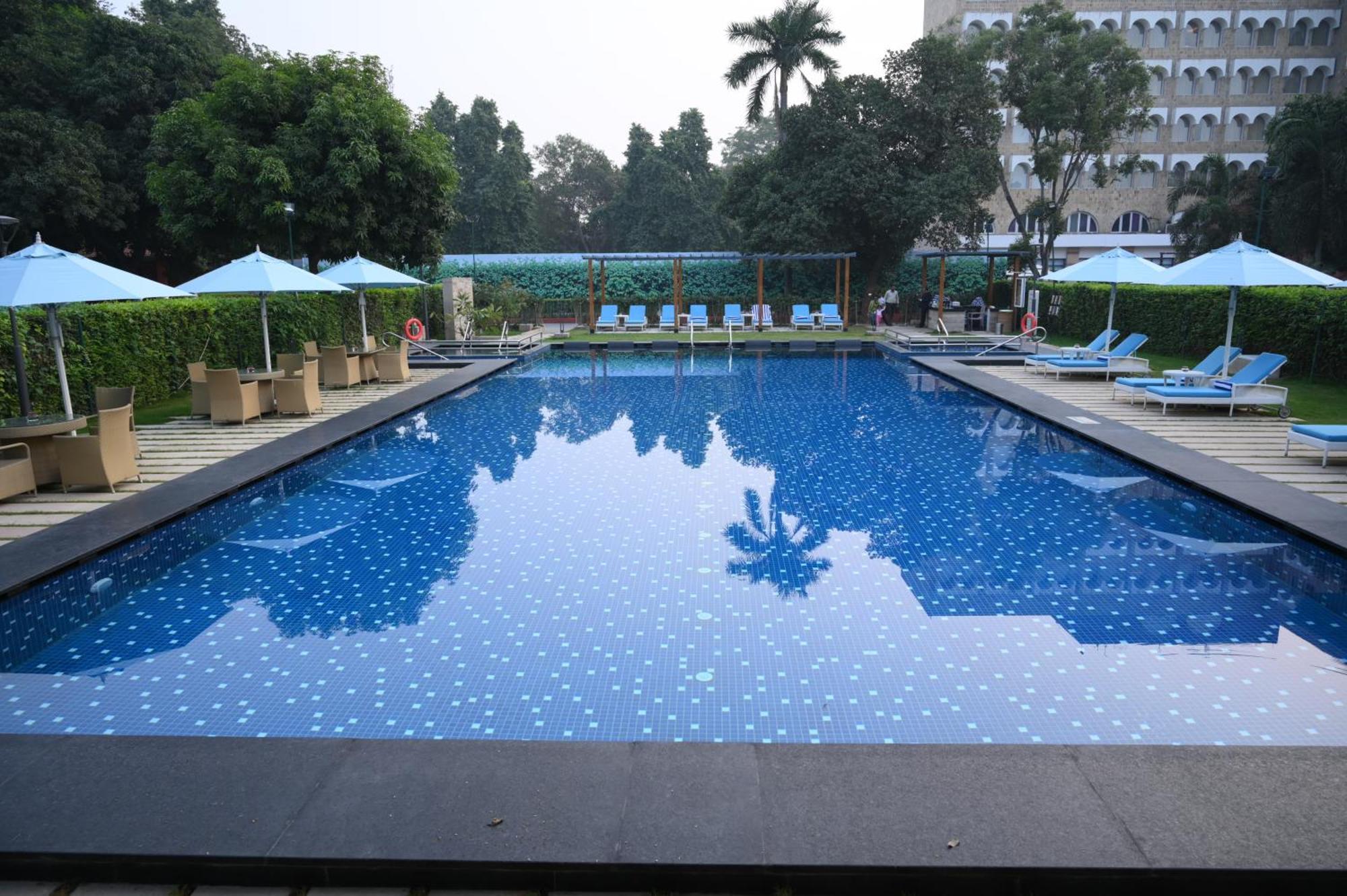 Taj Ganges Varanasi Eksteriør billede Swimming pool at the hotel