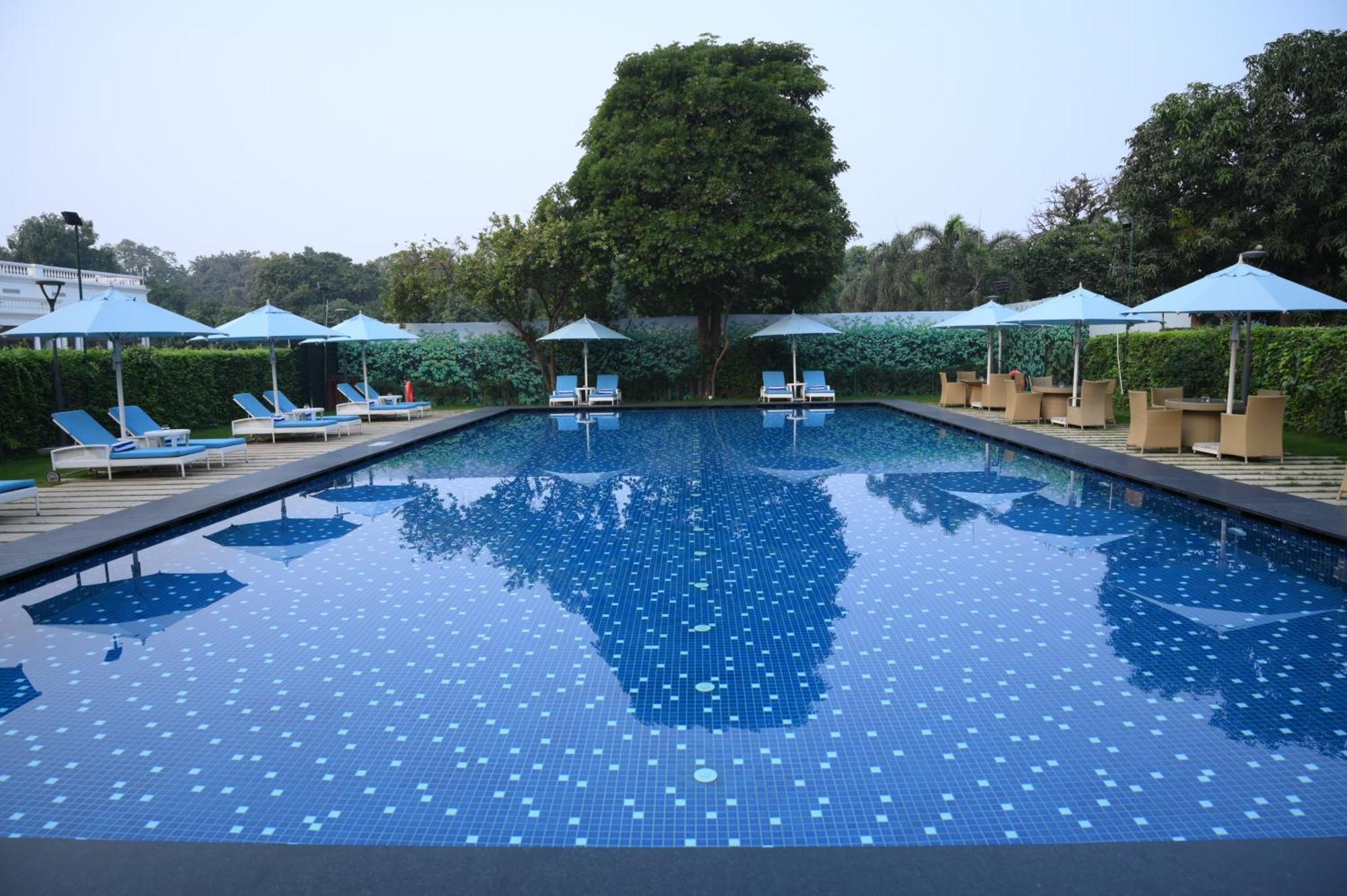 Taj Ganges Varanasi Eksteriør billede Swimming pool at the Taj Bengal