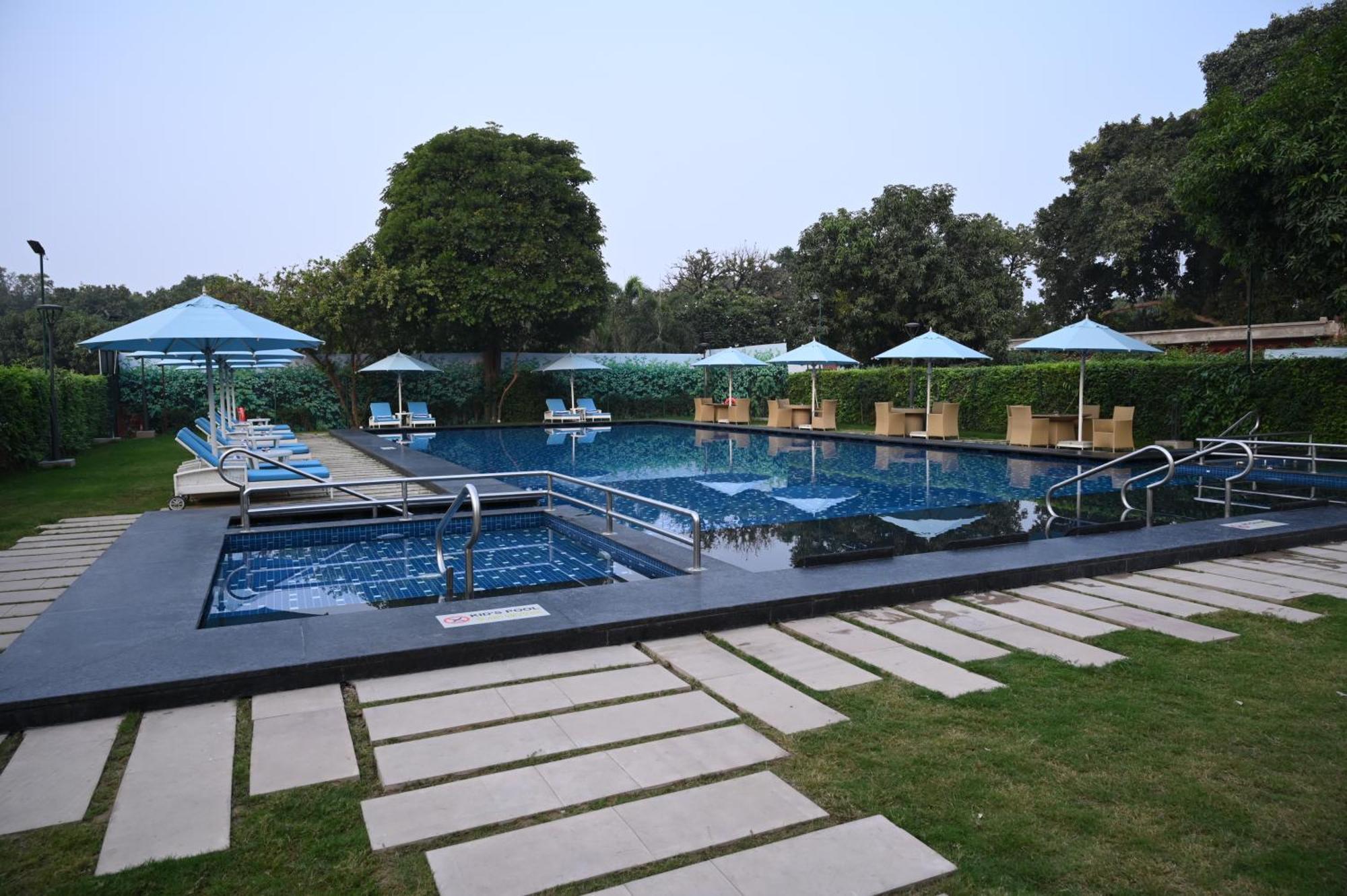 Taj Ganges Varanasi Eksteriør billede The pool at the Taj Bengal