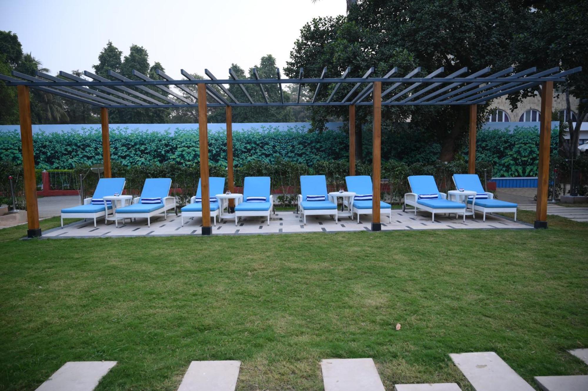 Taj Ganges Varanasi Eksteriør billede The pool at the hotel