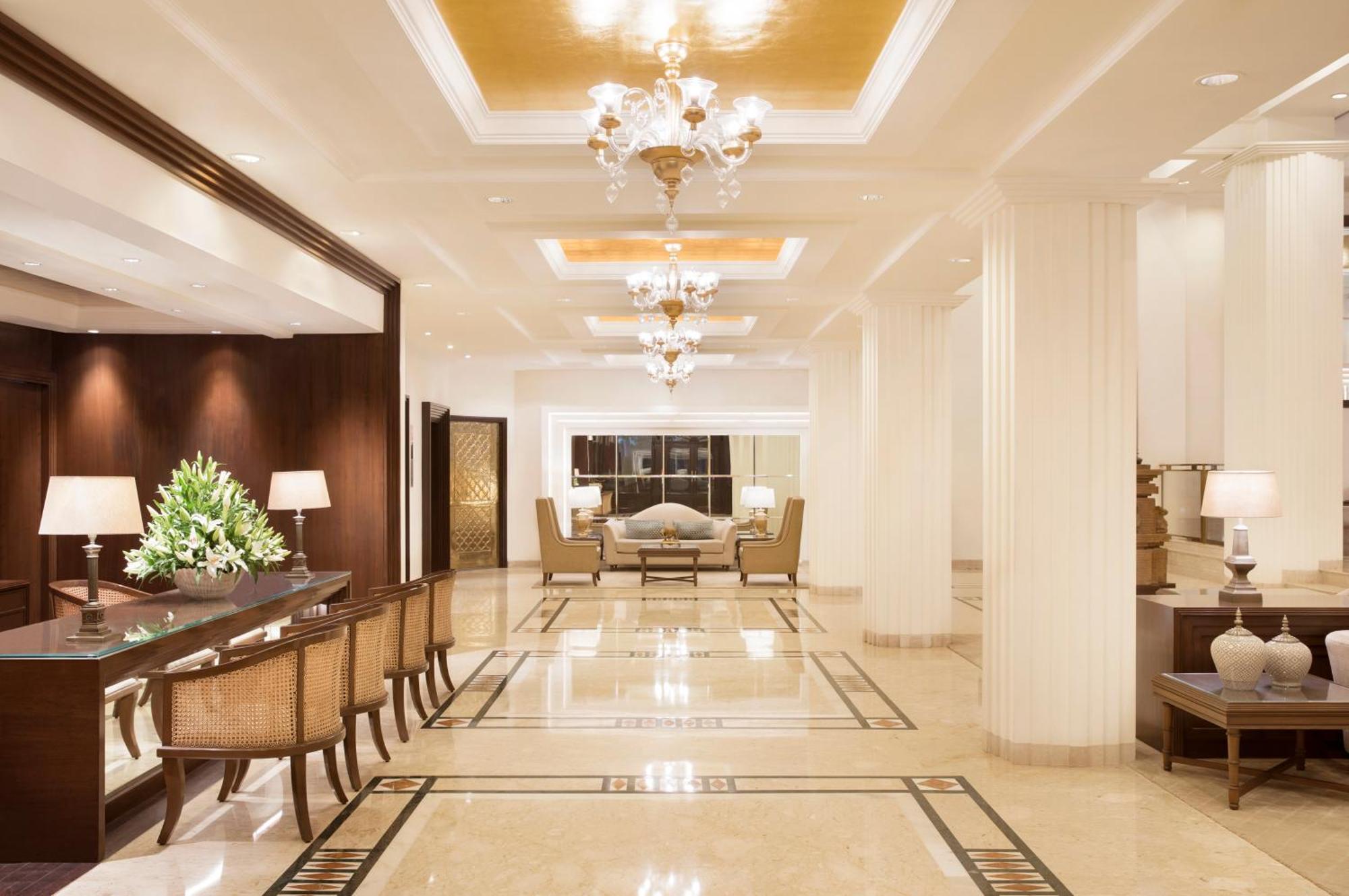 Taj Ganges Varanasi Eksteriør billede The lobby of the Taj Mahal Palace