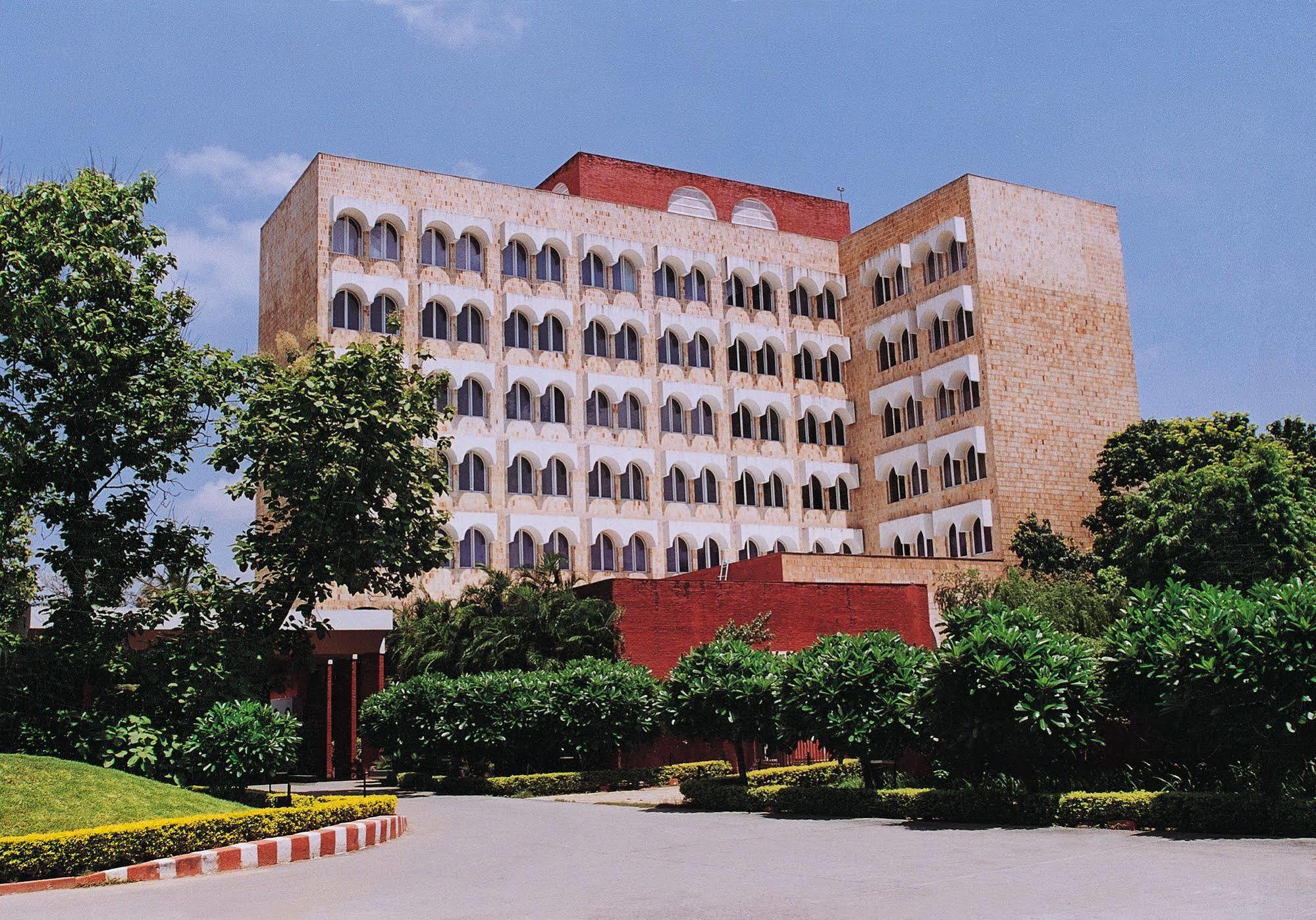 Taj Ganges Varanasi Eksteriør billede The Academic Block