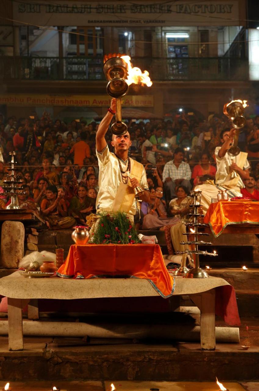 Taj Ganges Varanasi Eksteriør billede A pandit reciting the Gayatri mantra during the evening aarti at the Triveni ghat, Varanasi